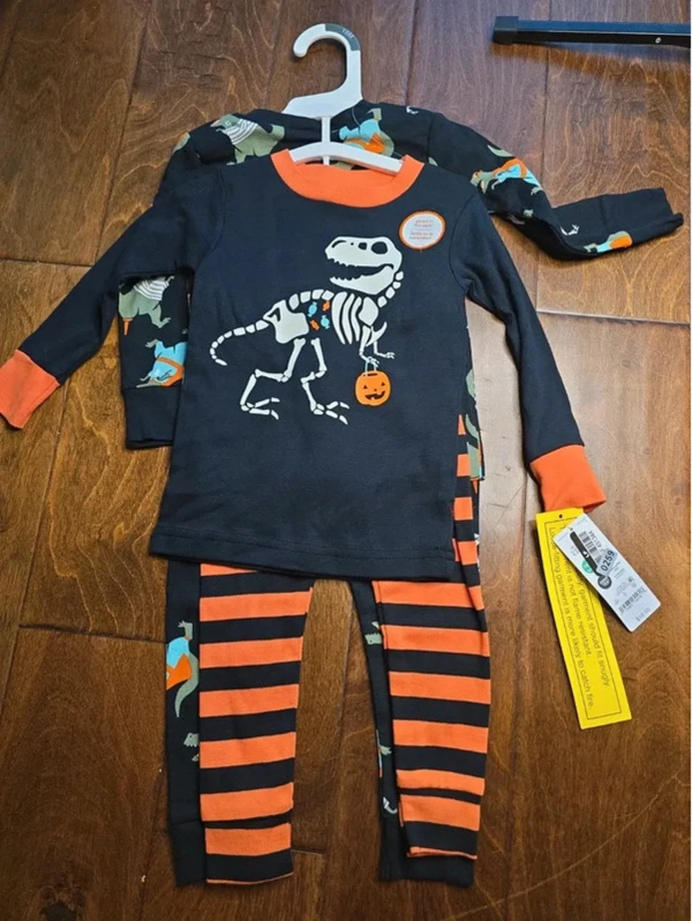 18m brand new halloween pajamas from carter's item. 259G6